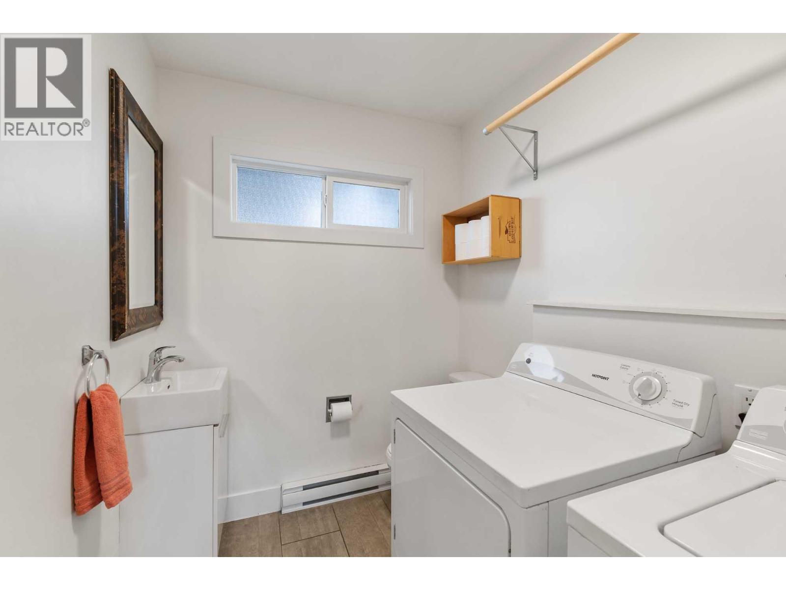 1985 Burtch Road Unit# 14, Kelowna, BC - Indoor Photo Showing Laundry Room