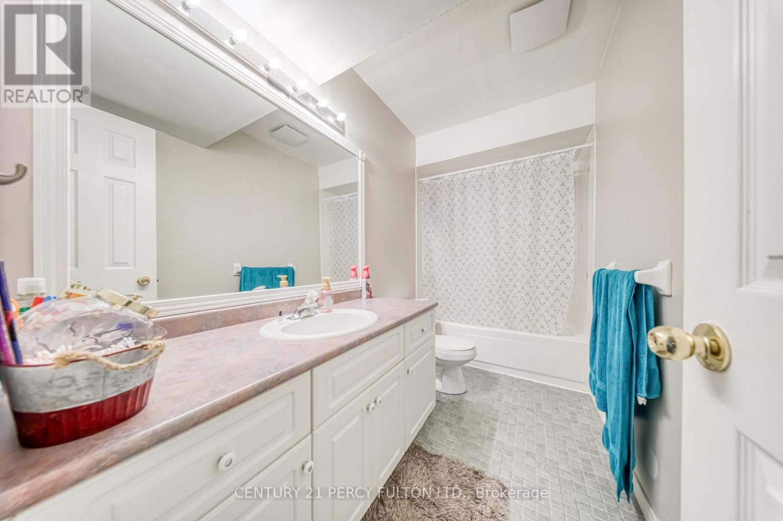 25 Crompton Drive, Barrie, ON - Indoor Photo Showing Bathroom