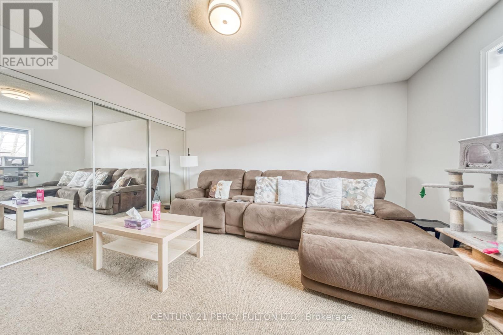 25 Crompton Drive, Barrie, ON - Indoor Photo Showing Living Room