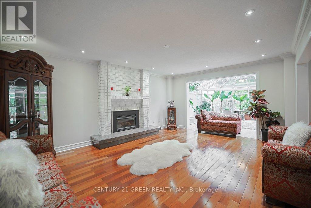 4635 Beaufort Terrace, Mississauga, ON - Indoor Photo Showing Living Room With Fireplace