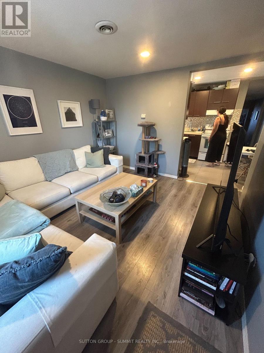 8 St Matthews Avenue, Hamilton, ON - Indoor Photo Showing Living Room
