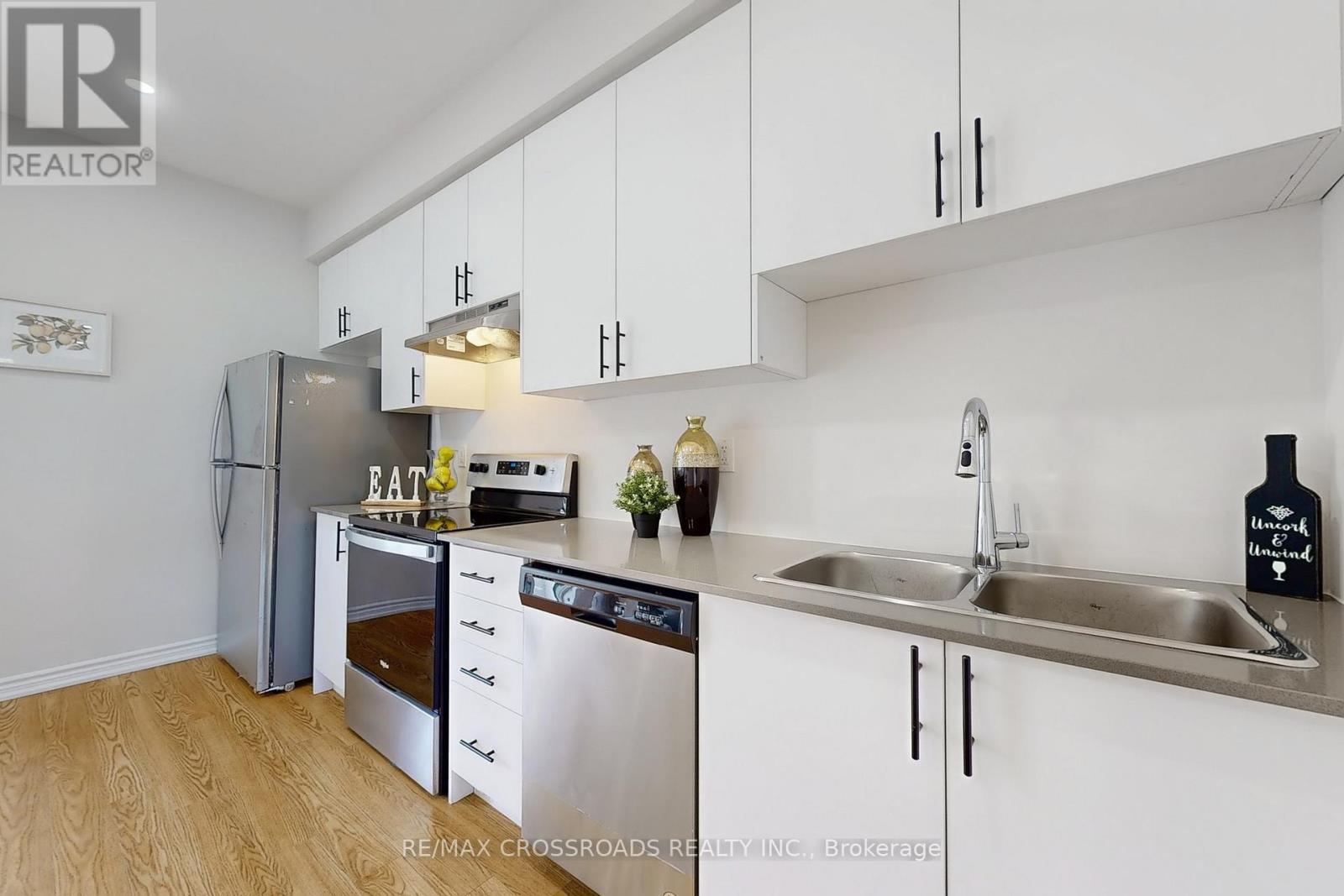 384 Okanagan Path, Oshawa, ON - Indoor Photo Showing Kitchen With Double Sink