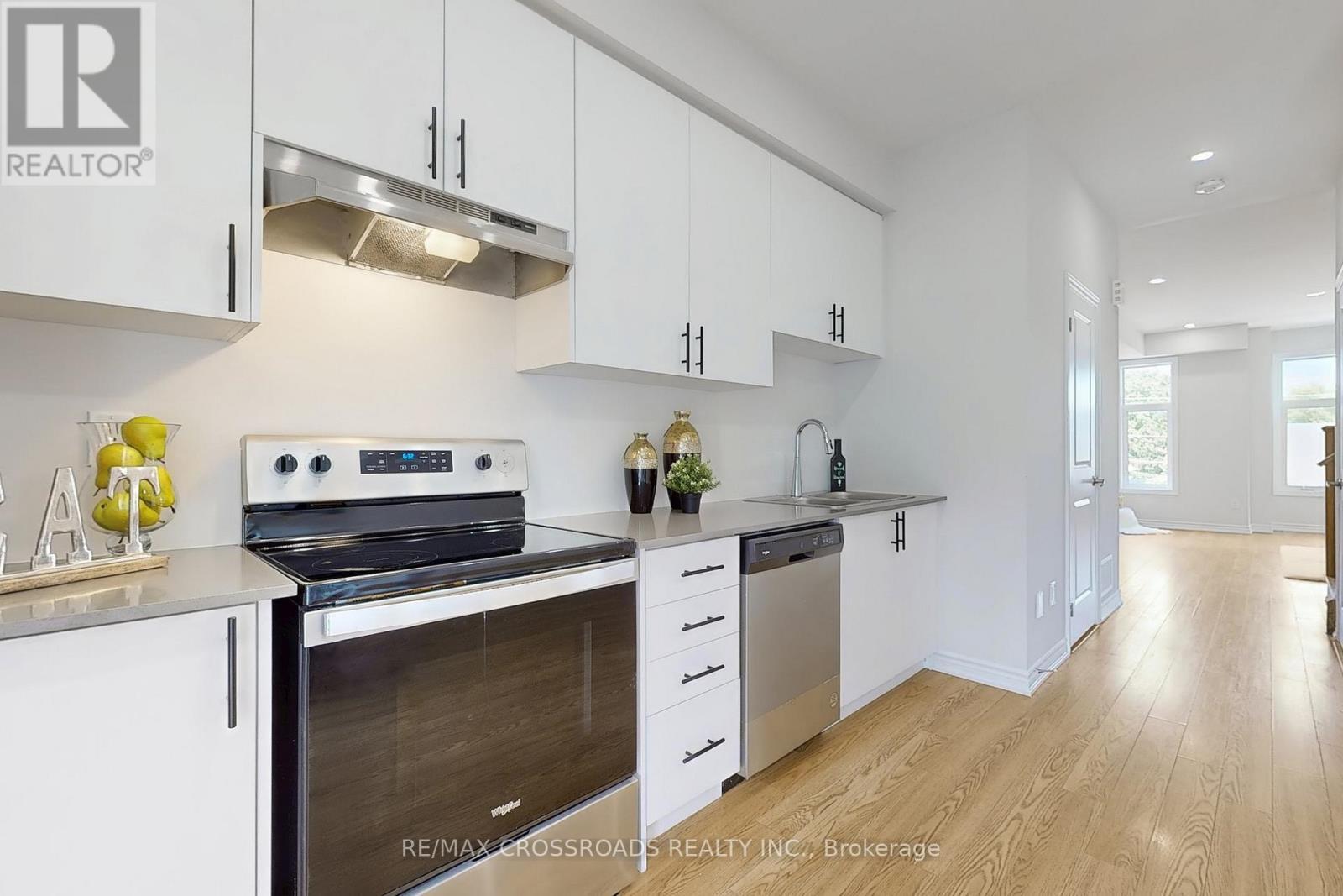 384 Okanagan Path, Oshawa, ON - Indoor Photo Showing Kitchen With Upgraded Kitchen
