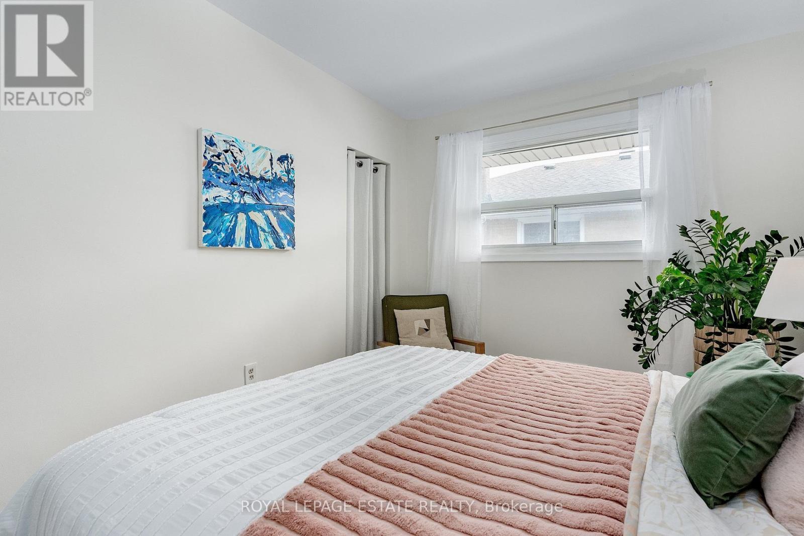 11 Garrick Road, Toronto, ON - Indoor Photo Showing Bedroom