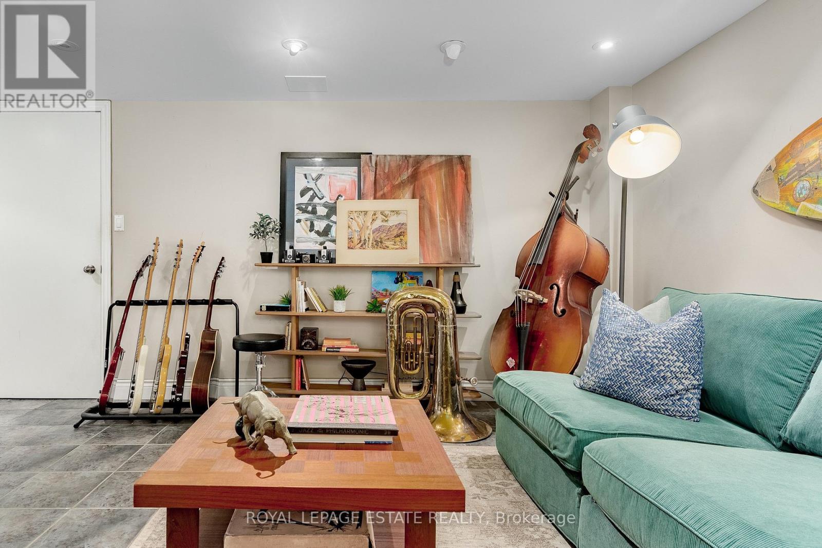 11 Garrick Road, Toronto, ON - Indoor Photo Showing Living Room