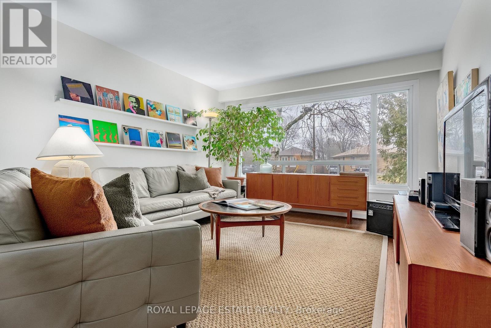 11 Garrick Road, Toronto, ON - Indoor Photo Showing Living Room