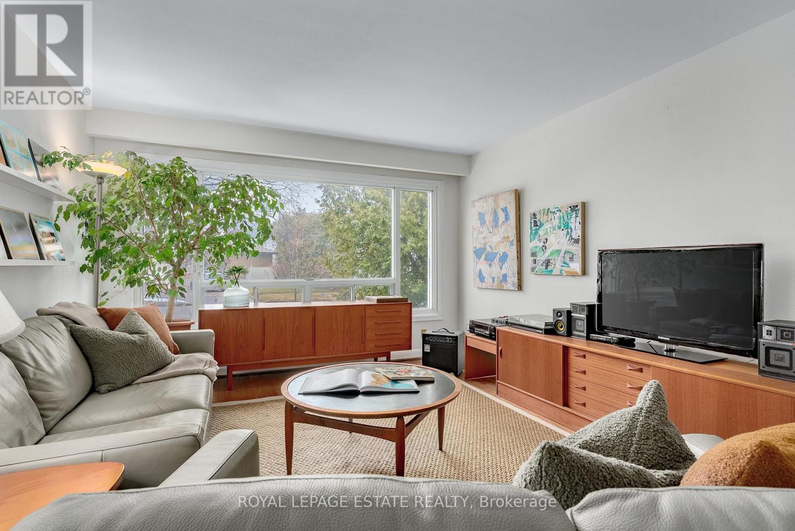 11 Garrick Road, Toronto, ON - Indoor Photo Showing Living Room