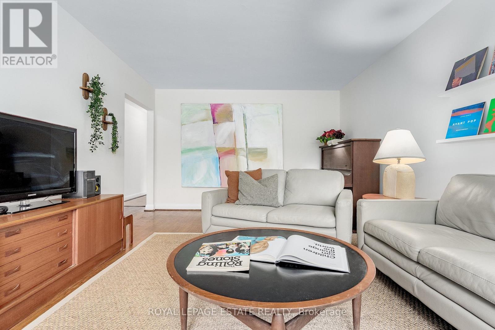 11 Garrick Road, Toronto, ON - Indoor Photo Showing Living Room