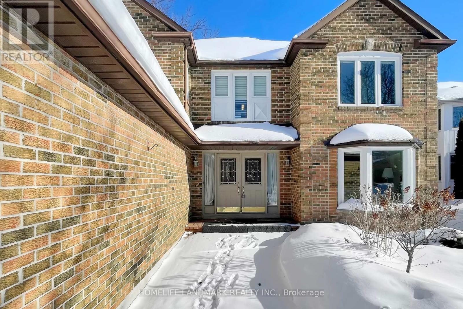 16 Willis Drive, Aurora, ON - Outdoor