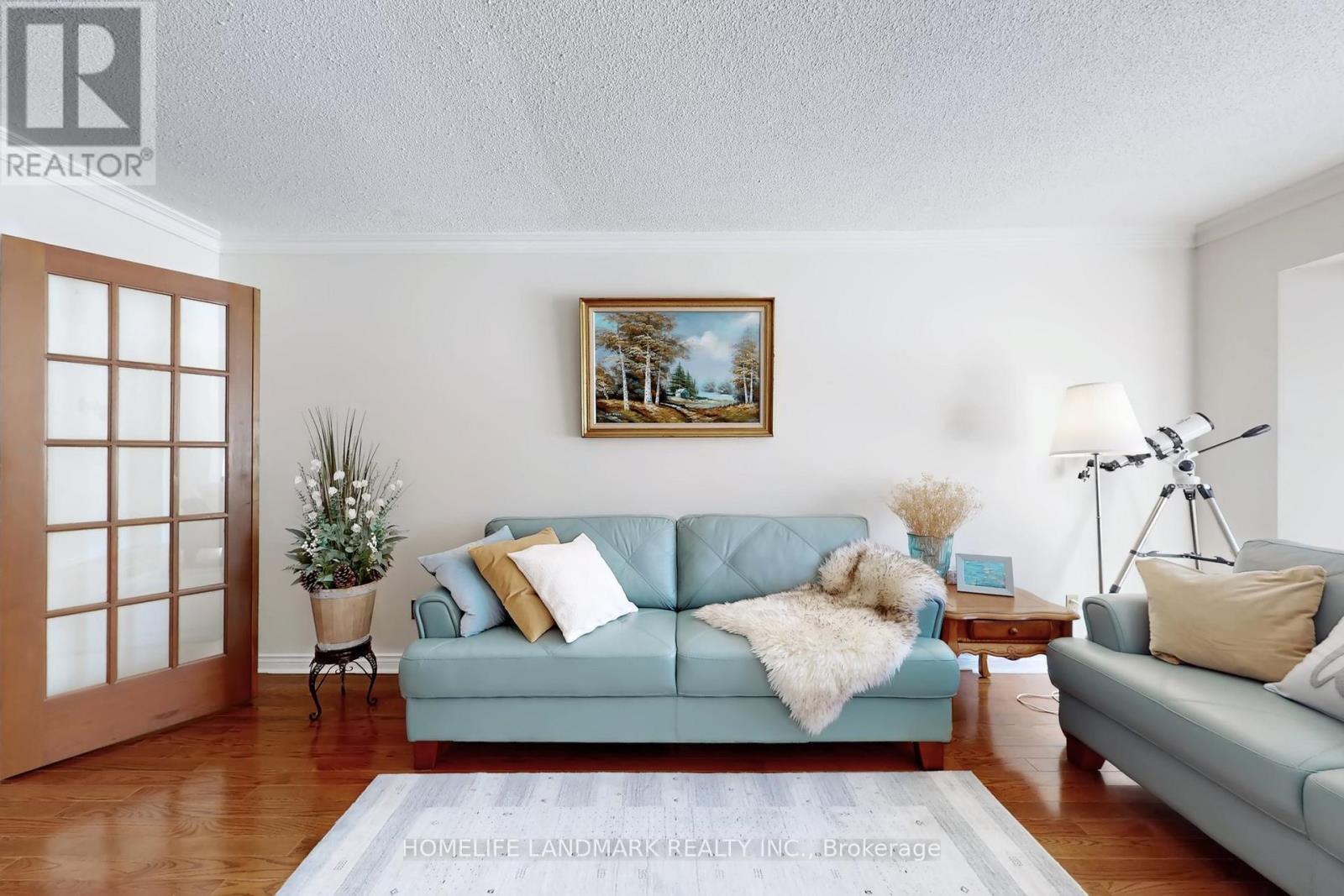 16 Willis Drive, Aurora, ON - Indoor Photo Showing Living Room