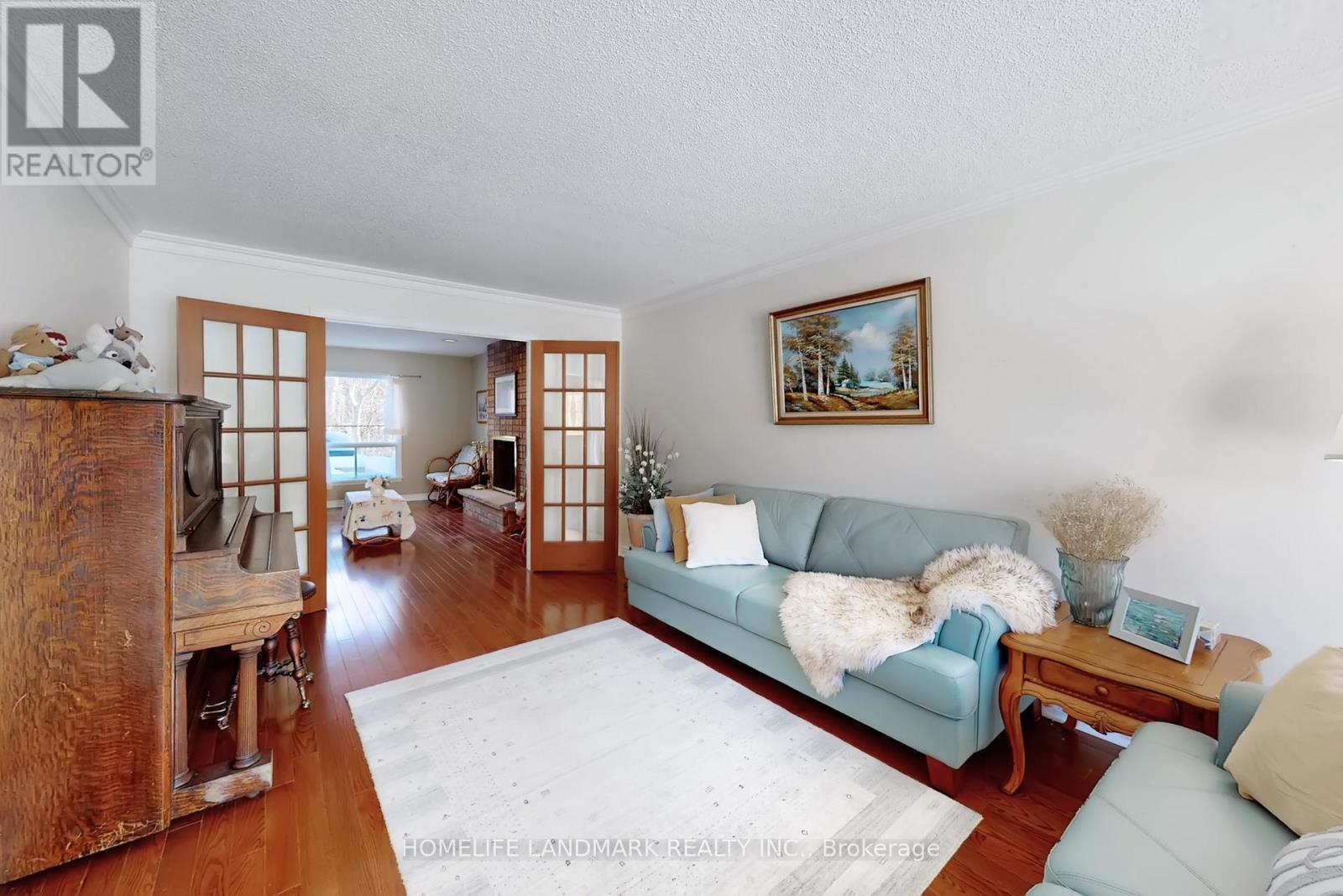 16 Willis Drive, Aurora, ON - Indoor Photo Showing Living Room