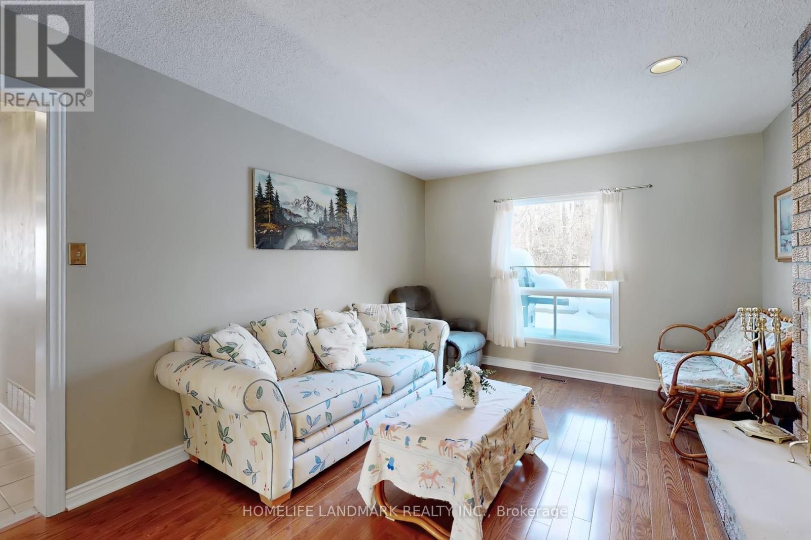 16 Willis Drive, Aurora, ON - Indoor Photo Showing Living Room