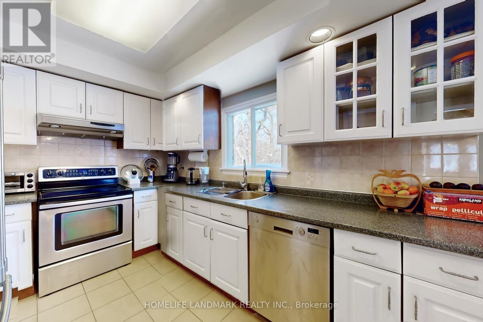 16 Willis Drive, Aurora, ON - Indoor Photo Showing Kitchen With Double Sink