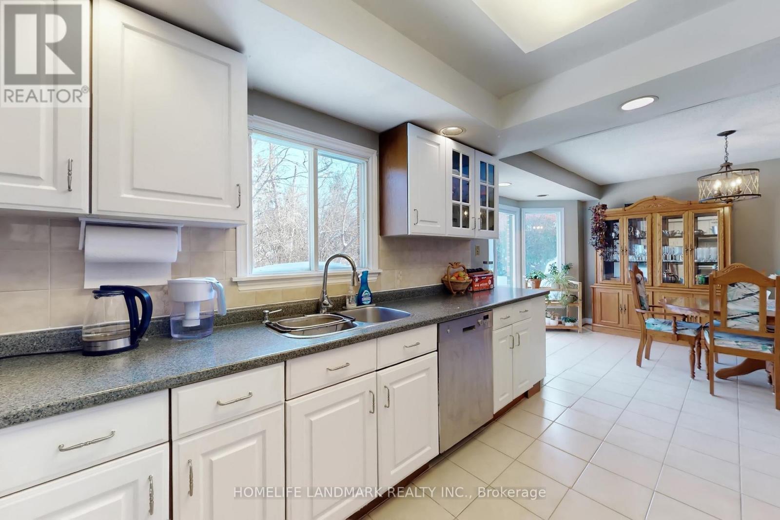 16 Willis Drive, Aurora, ON - Indoor Photo Showing Kitchen With Double Sink