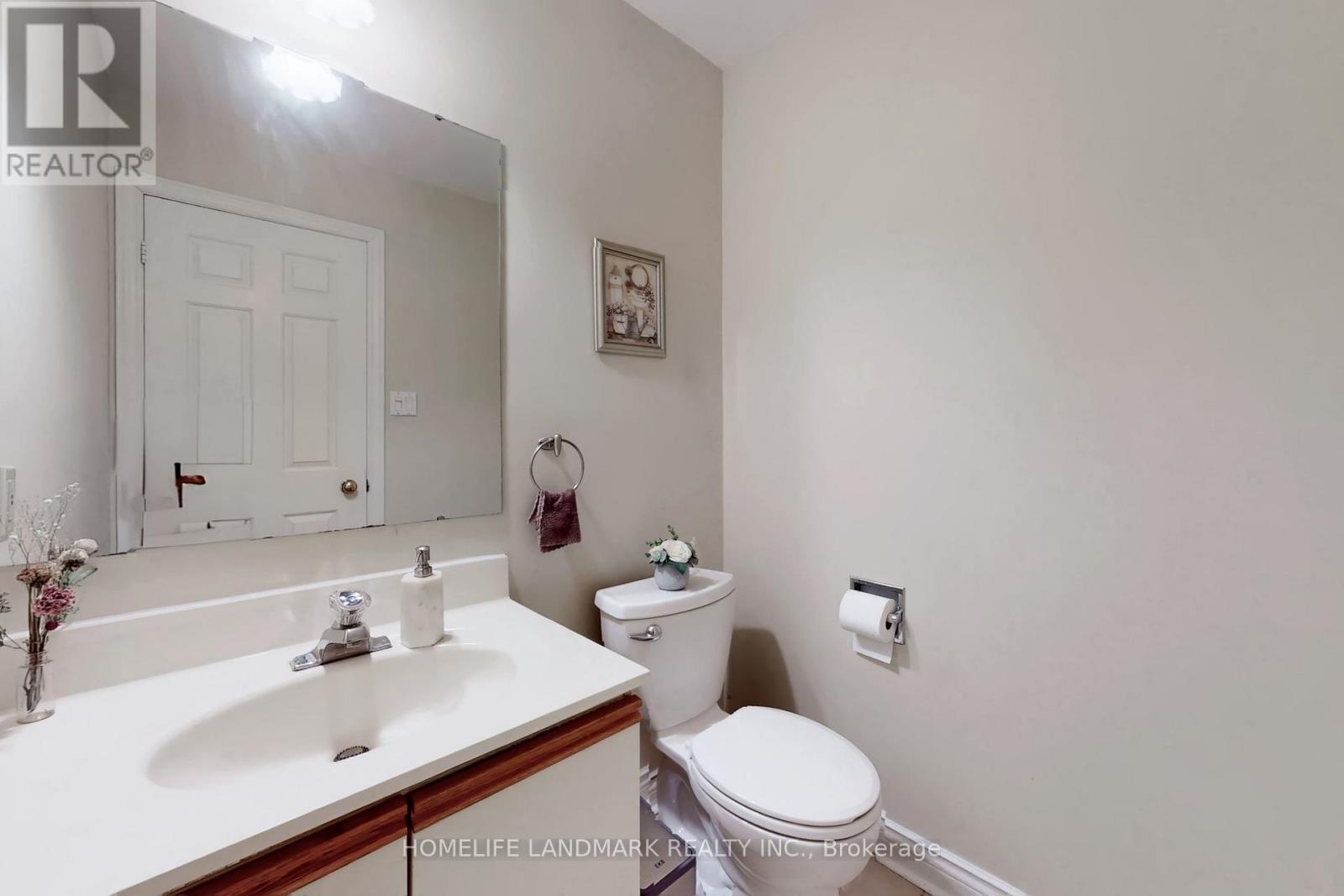 16 Willis Drive, Aurora, ON - Indoor Photo Showing Bathroom