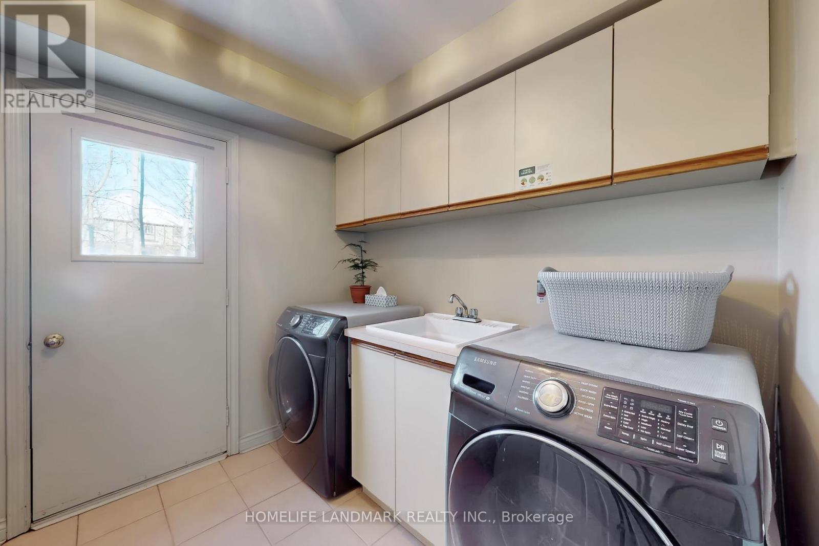 16 Willis Drive, Aurora, ON - Indoor Photo Showing Laundry Room