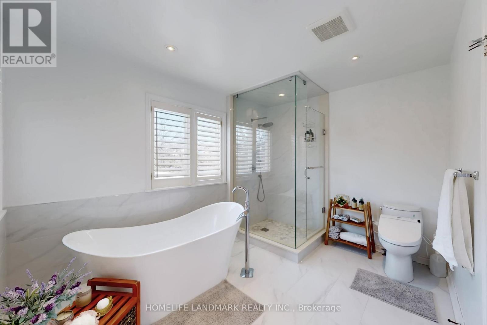 16 Willis Drive, Aurora, ON - Indoor Photo Showing Bathroom