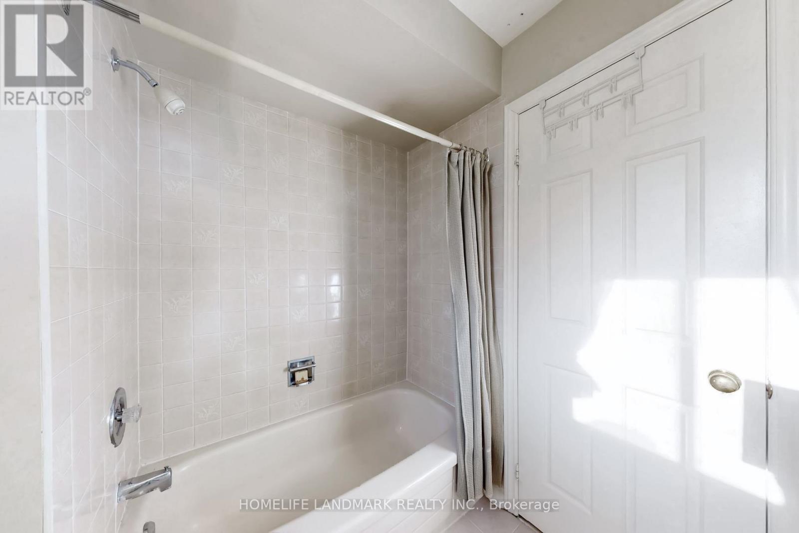 16 Willis Drive, Aurora, ON - Indoor Photo Showing Bathroom