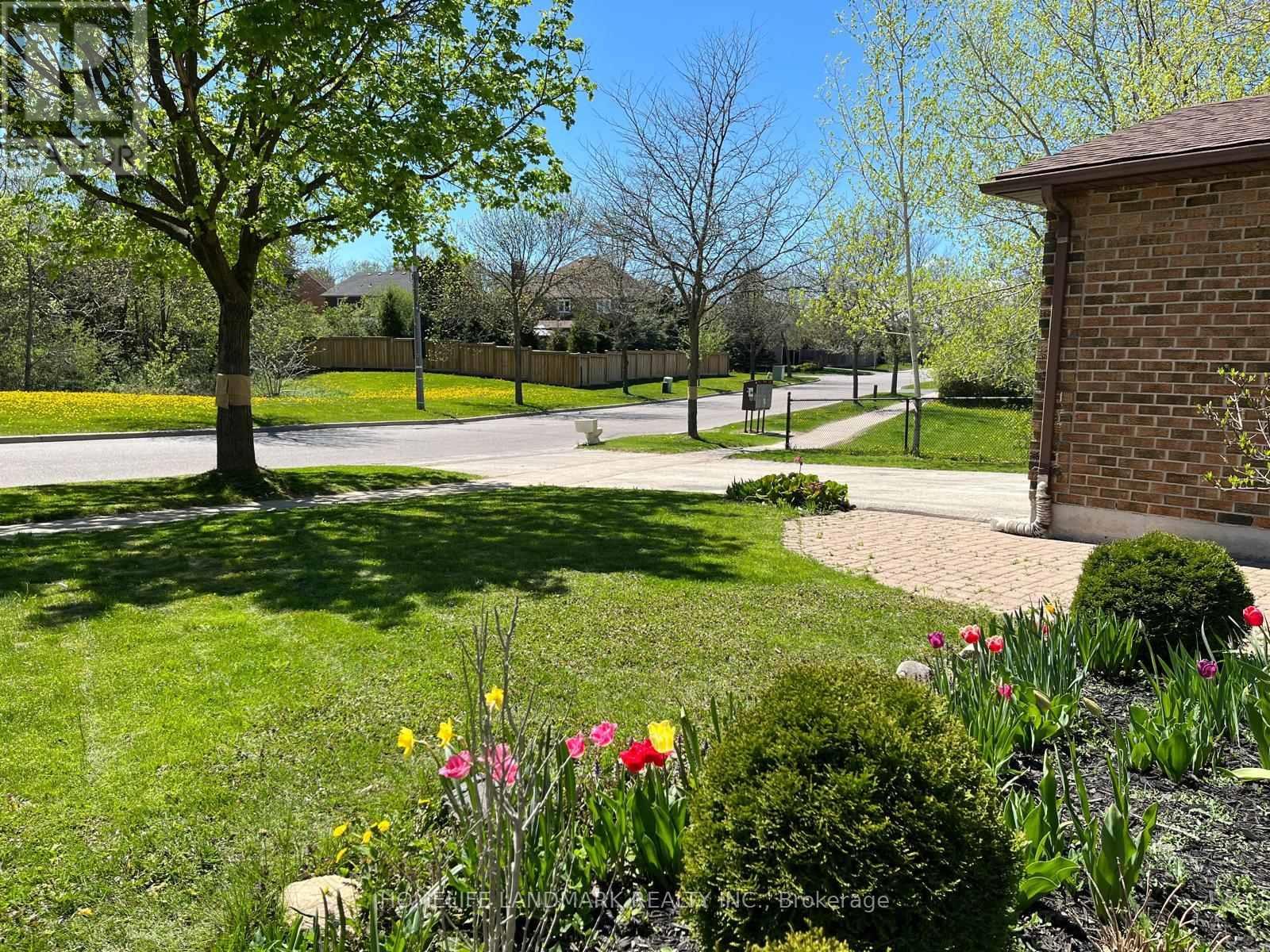 16 Willis Drive, Aurora, ON - Outdoor