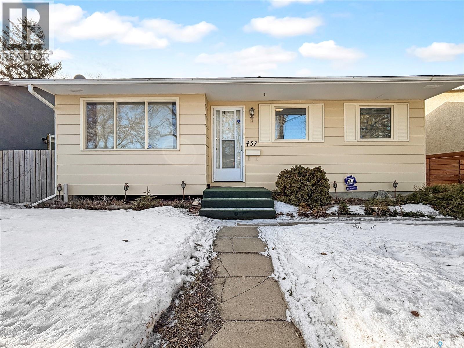 437 Douglas Crescent, Saskatoon, SK - Outdoor