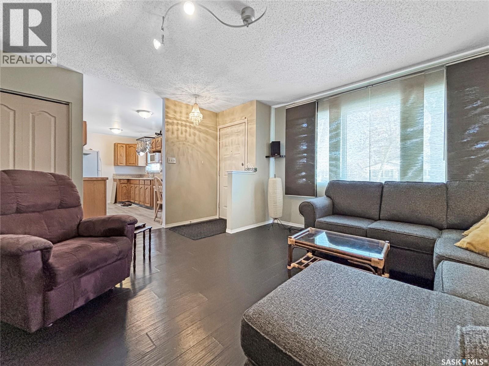 437 Douglas Crescent, Saskatoon, SK - Indoor Photo Showing Living Room