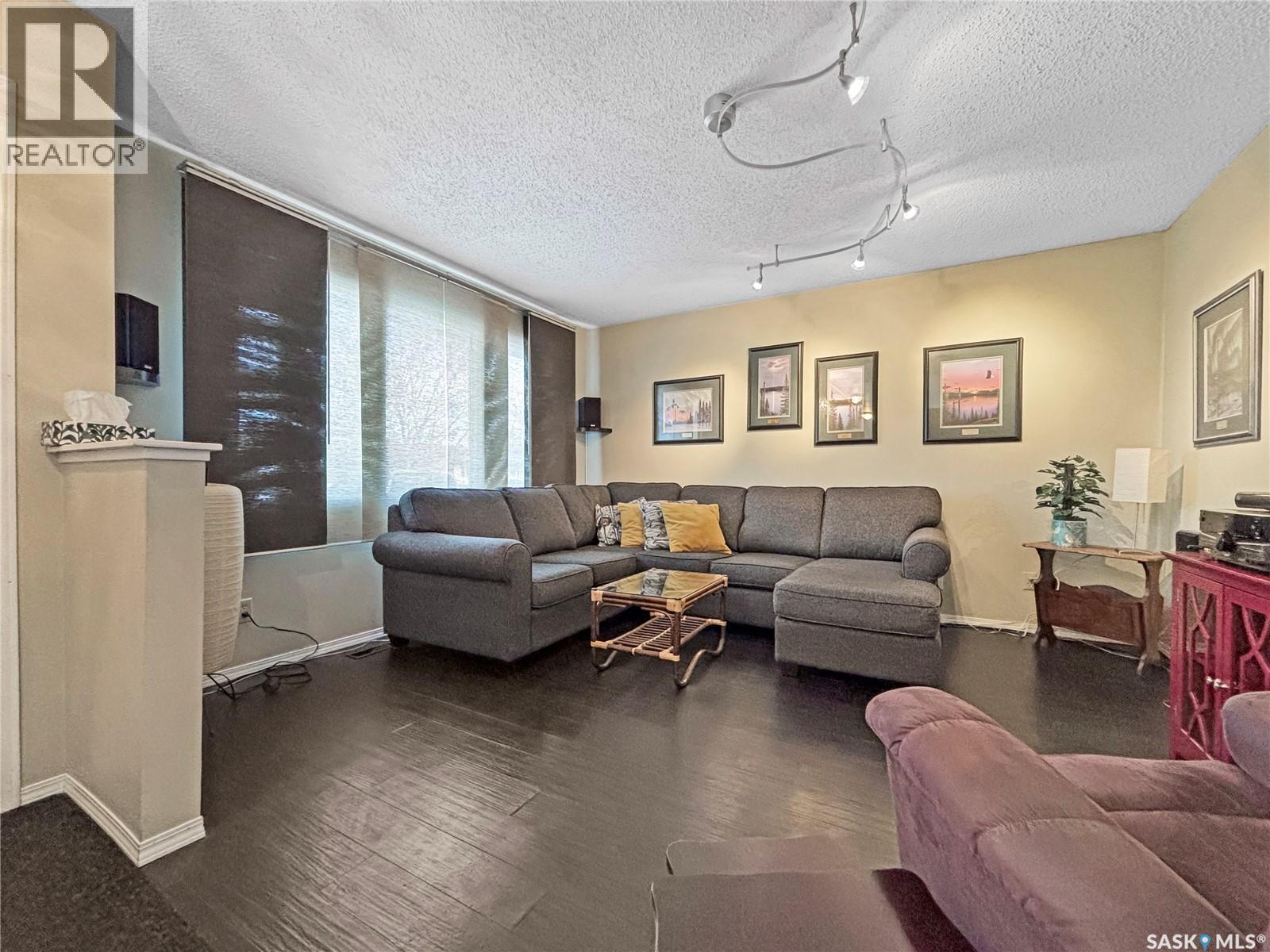 437 Douglas Crescent, Saskatoon, SK - Indoor Photo Showing Living Room