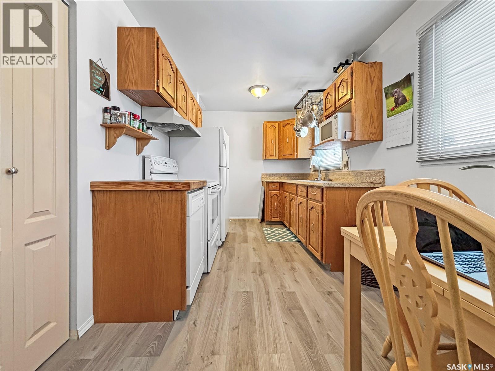 437 Douglas Crescent, Saskatoon, SK - Indoor Photo Showing Kitchen