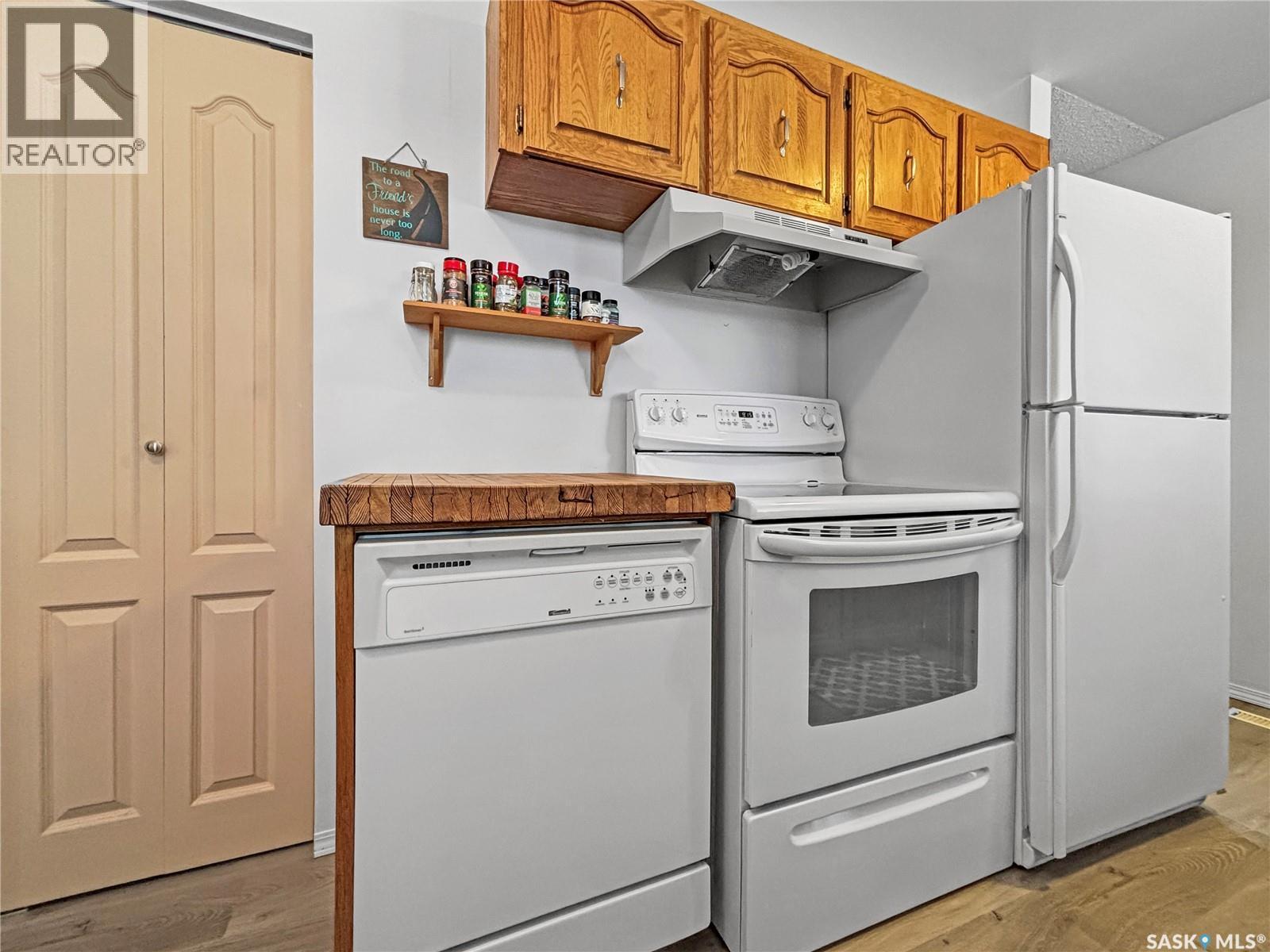 437 Douglas Crescent, Saskatoon, SK - Indoor Photo Showing Kitchen