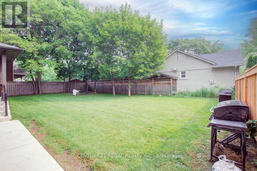 2127 Harris Crescent, Burlington, ON - Outdoor