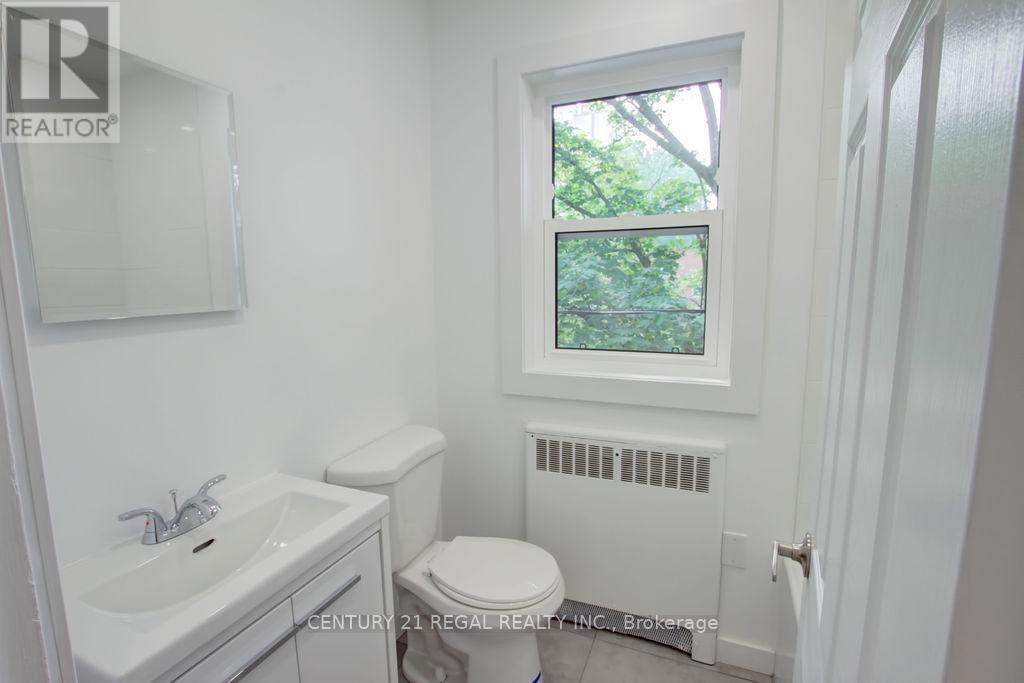 2127 Harris Crescent, Burlington, ON - Indoor Photo Showing Bathroom