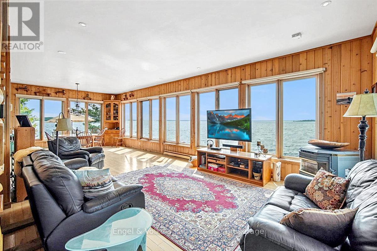 1 Three Tree Island, Mcdougall, ON - Indoor Photo Showing Living Room