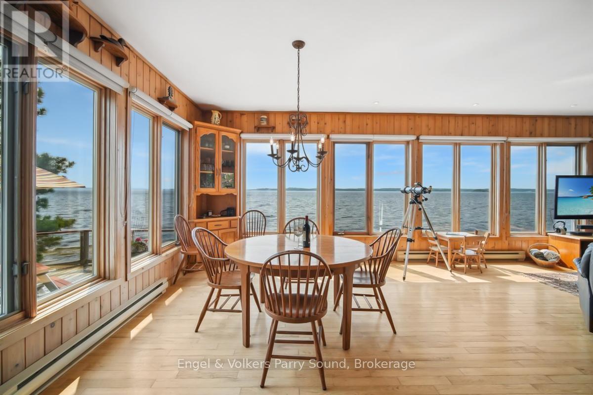 1 Three Tree Island, Mcdougall, ON - Indoor Photo Showing Dining Room
