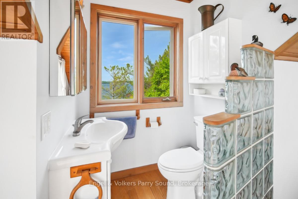 1 Three Tree Island, Mcdougall, ON - Indoor Photo Showing Bathroom