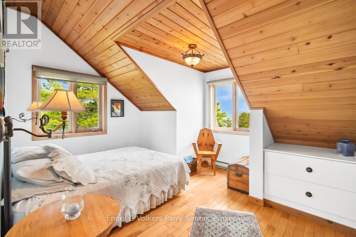 1 Three Tree Island, Mcdougall, ON - Indoor Photo Showing Bedroom
