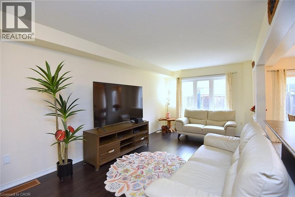 9 Lynch Crescent, Binbrook, ON - Indoor Photo Showing Living Room