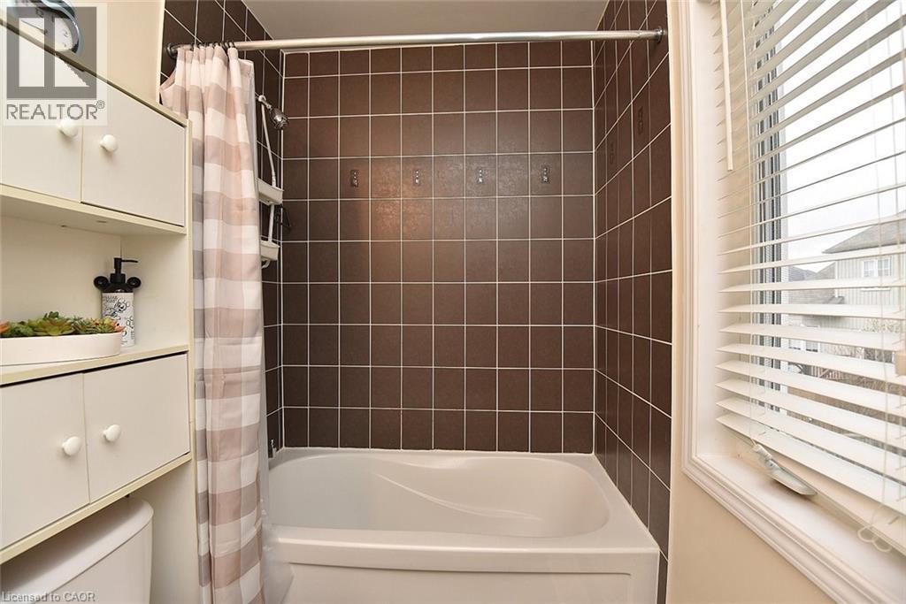 9 Lynch Crescent, Binbrook, ON - Indoor Photo Showing Bathroom