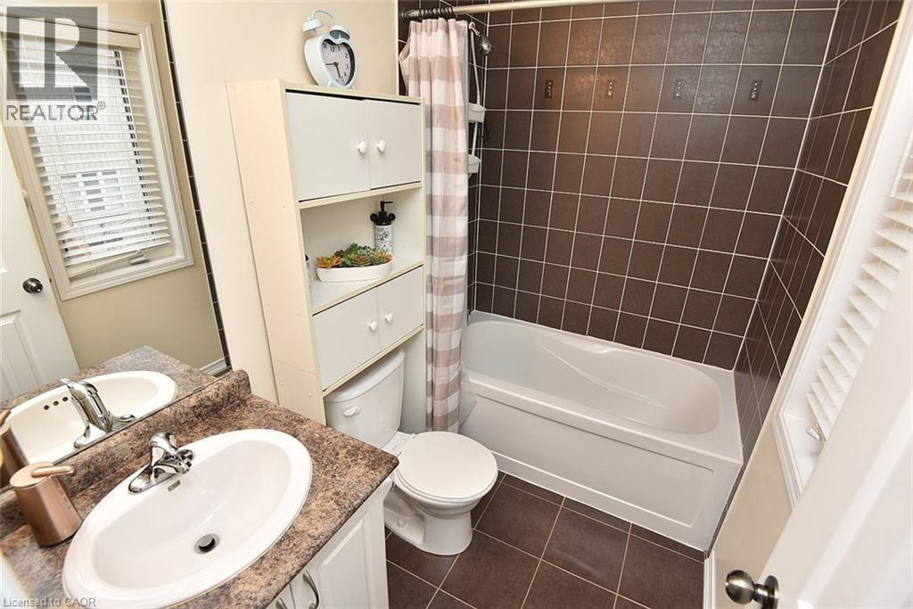 9 Lynch Crescent, Binbrook, ON - Indoor Photo Showing Bathroom