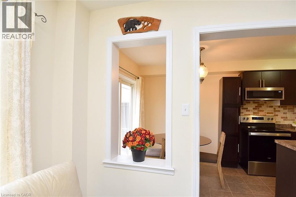 9 Lynch Crescent, Binbrook, ON - Indoor Photo Showing Kitchen