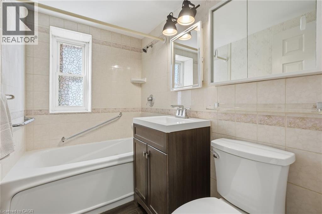9 Grant Boulevard Unit# 106, Dundas, ON - Indoor Photo Showing Bathroom
