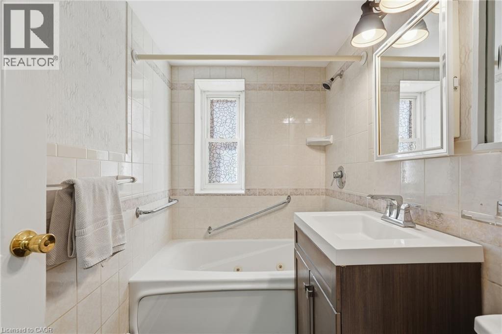 9 Grant Boulevard Unit# 106, Dundas, ON - Indoor Photo Showing Bathroom