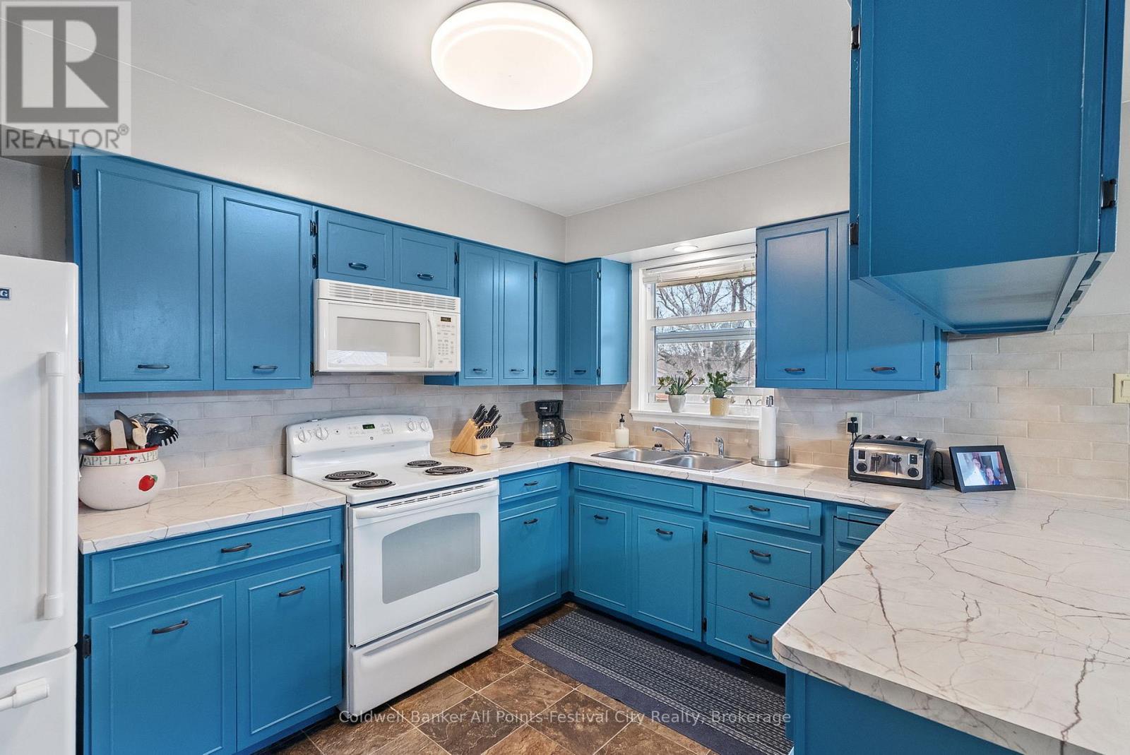 318 Eldon Street, Goderich (Goderich (Town)), ON - Indoor Photo Showing Kitchen With Double Sink