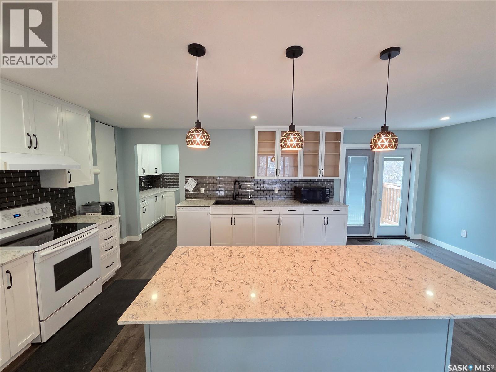 621 Mccall Street, Oxbow, SK - Indoor Photo Showing Kitchen