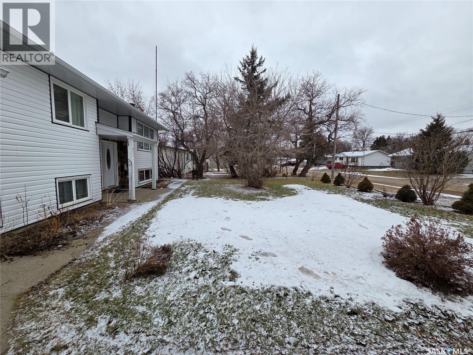 621 Mccall Street, Oxbow, SK - Outdoor
