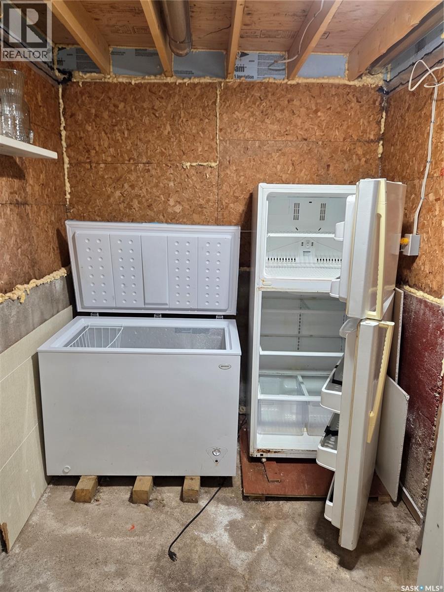621 Mccall Street, Oxbow, SK - Indoor Photo Showing Laundry Room