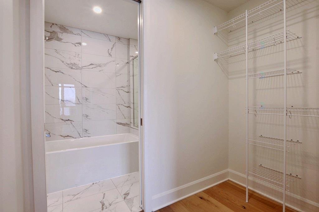 Salle de bains attenante à la CCP - 302-510 Boul. Des Prairies, Laval (Laval-Des-Rapides), QC - Indoor With Storage