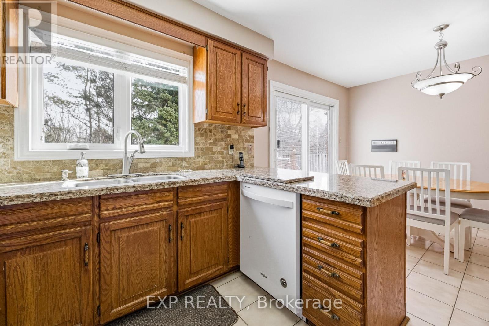 81 Southgate Crescent, Richmond Hill, ON - Indoor Photo Showing Kitchen With Double Sink