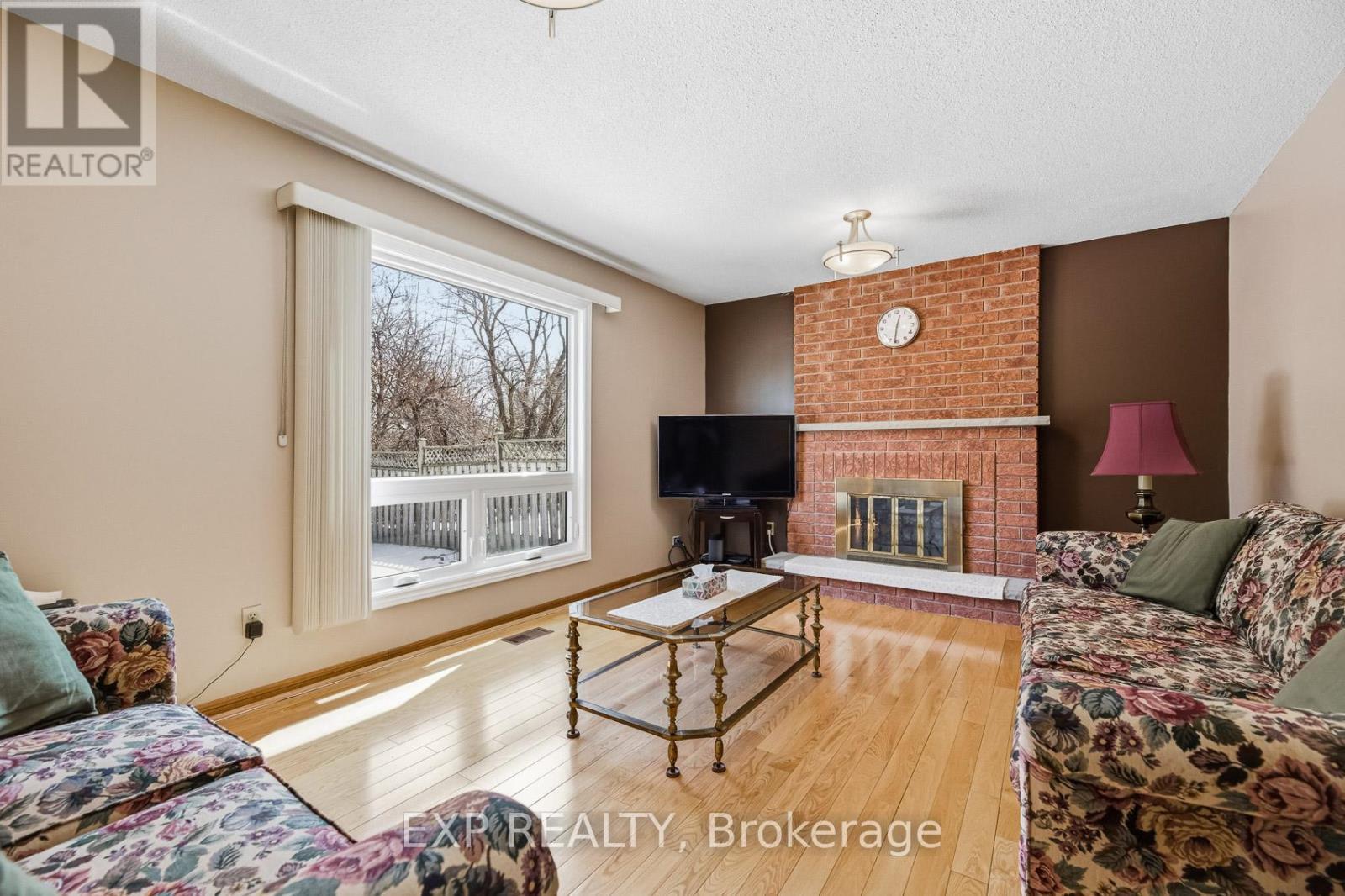 81 Southgate Crescent, Richmond Hill, ON - Indoor Photo Showing Living Room With Fireplace