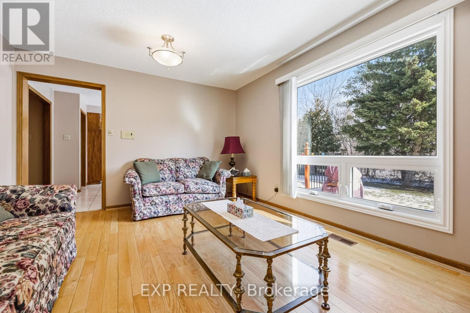 81 Southgate Crescent, Richmond Hill, ON - Indoor Photo Showing Living Room