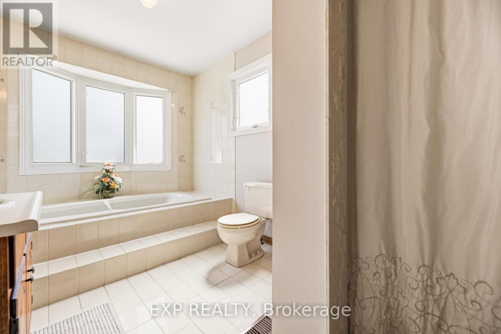 81 Southgate Crescent, Richmond Hill, ON - Indoor Photo Showing Bathroom