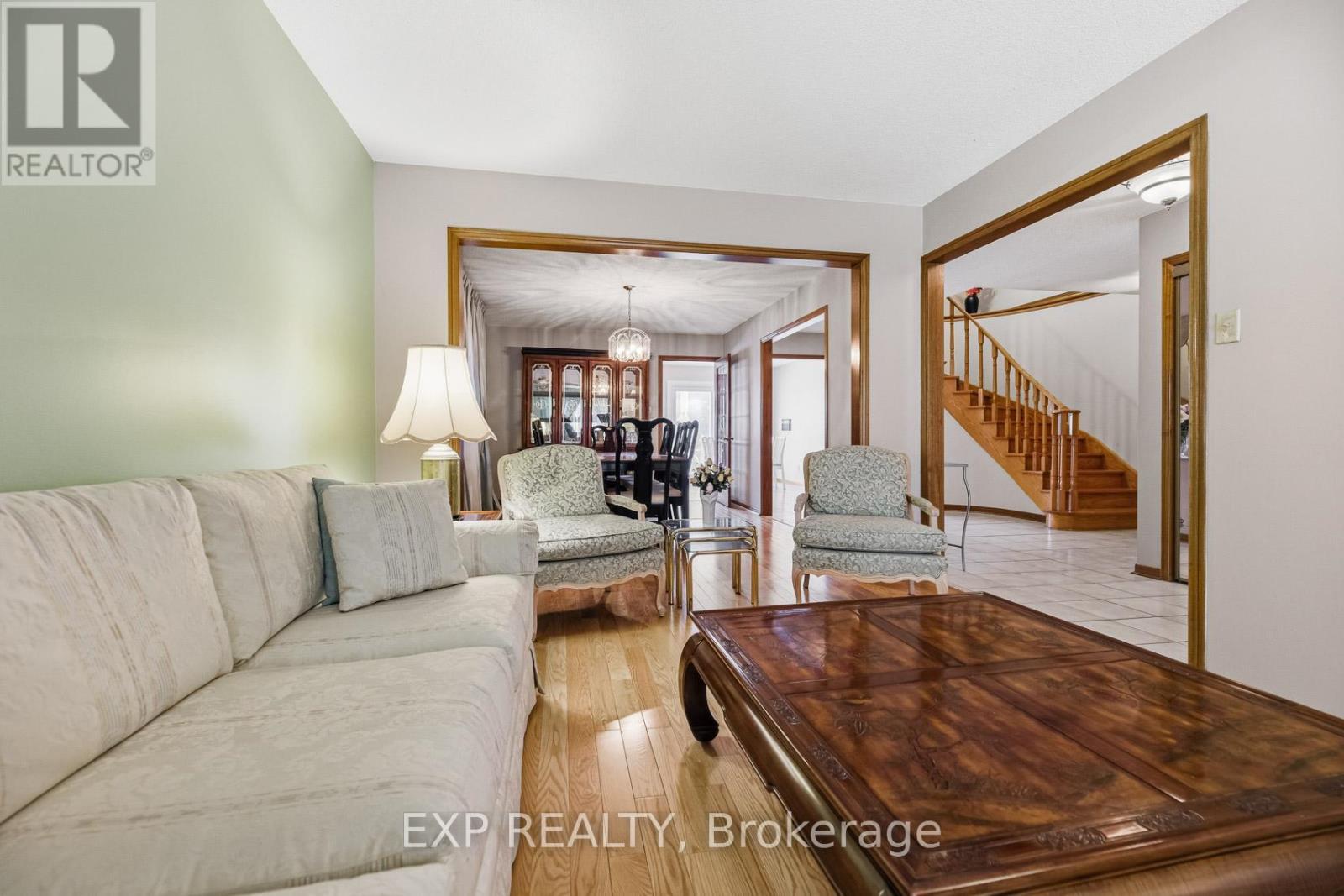 81 Southgate Crescent, Richmond Hill, ON - Indoor Photo Showing Living Room